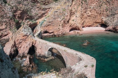 Puente de acceso al antiguo penal de Peniche, en las islas Berlengas.