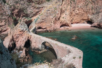 Puente de acceso al antiguo penal de Peniche, en las islas Berlengas. 