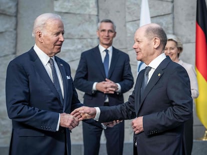 En primer término a la izquierda, el presidente de Estados Unidos, Joe Biden, saluda al canciller alemán, Olaf Scholz, ante el secretario general de la OTAN, Jens Stoltenberg, y la presidenta de la Comisión Europea, Ursula von der Leyen.