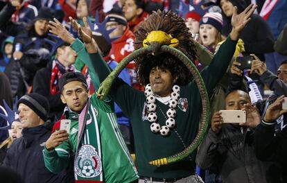 Aficionados mexicanos en el partido frente a EE UU.