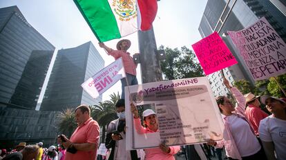 Ciudadanos participan en la marcha en defensa del INE, en Ciudad de México, el 13 de noviembre de 2022.