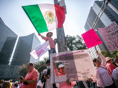 Ciudadanos participan en la marcha en defensa del INE, en Ciudad de México, el 13 de noviembre de 2022.