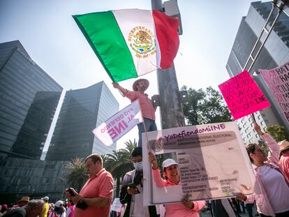 Ciudadanos participan en la marcha en defensa del INE, en Ciudad de México, el 13 de noviembre de 2022.