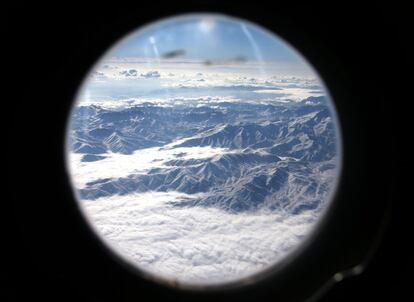 Las montañas de Afganistán vistas a través de la ventana de un avión militar camino a la base aérea de Kandahar, capital de la provincia de Kandajar.