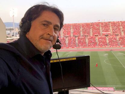 Raúl Ruiz en los minutos previos a comentar un partido de LaLiga Smartbank.