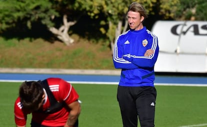 José María Gutiérrez, dirigiendo un entrenamiento del Almería.