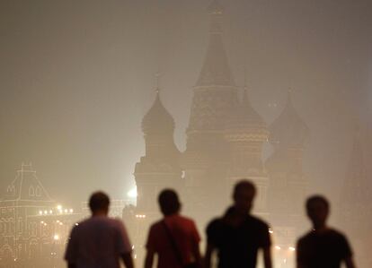 Un grupo de personas, frente a la catedral de Basil, rodeada de la ceniza provocada por los incendios forrestales.