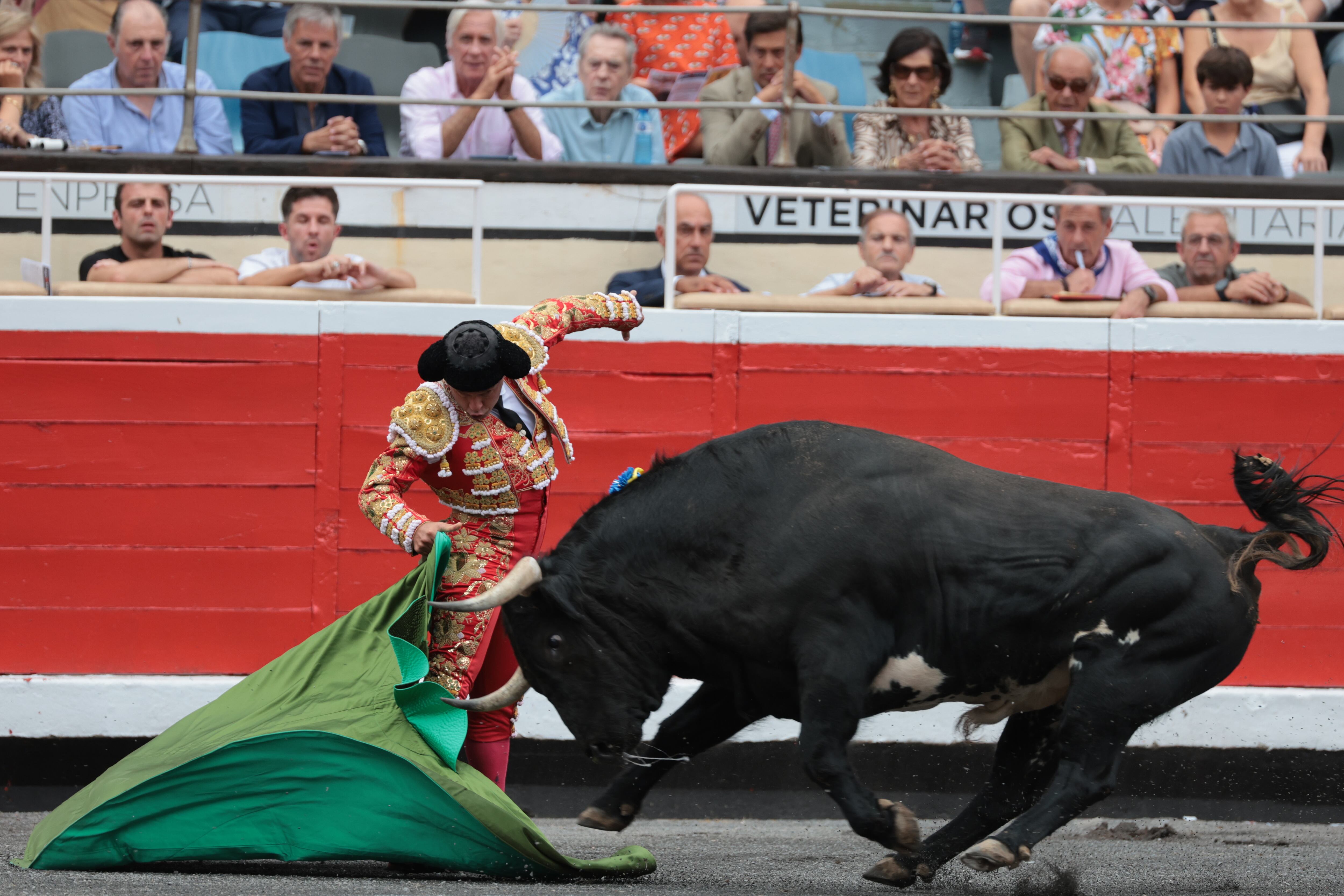 Antonio Ferrera, en un remate con el capote a su primer toro.