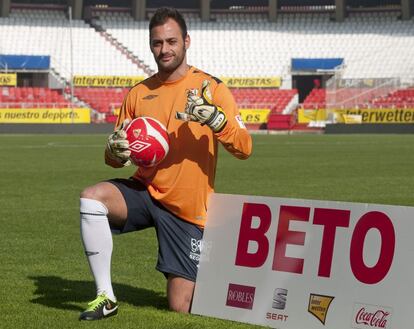 El guardameta portugués Antonio Alberto Bastos 'Beto' (30 años, del sporting de Braga) durante su presentación en el Sevilla.