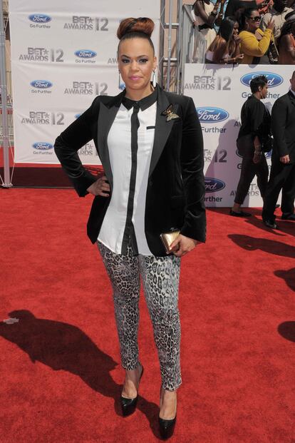 Faith Evans optó por un look más callejero. La cantante de R&B escogió una blazer negra con cuello de ante, camisa y leggins con estampado animal.