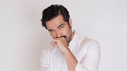 El actor Alfonso Herrera, uno de los pocos ejemplos del ídolo juvenil que pasa a gozar de una exitosa carrera como adulto: del fenómeno 'Rebelde' a protagonizar la cuarta temporada de 'Ozark'.