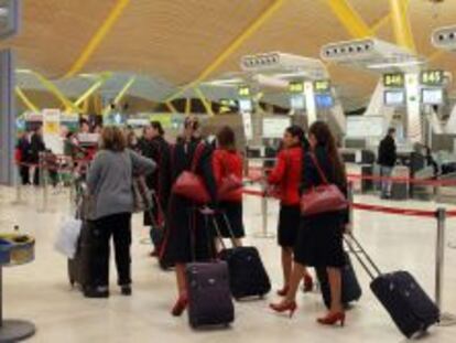 Un grupo de azafatas de Iberia transita por la terminal 4 de Barajas.