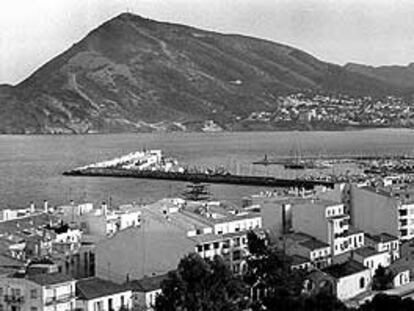 Una vista del litoral de Altea, con el puerto, en una imagen reciente.
