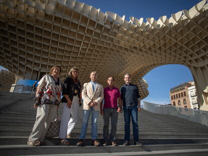 De izquierda a derecha, Pepa García, de Red Sevilla por el Clima, Ana García, profesora de la Facultad de Turismo y Finanzas de la Universidad de Sevilla; Carlos Gómez, fundador de la plataforma ciudadana Iniciativa Sevilla Abierta; Fernando de Armas, presidente de la Plataforma Cívica Amate-Tres Barrios, y José Ortiz, miembro del estudio de arquitectura Cruz y Ortiz, en las Setas de Sevilla.