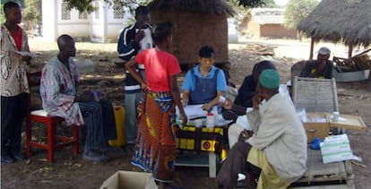 La hermana Franciska, trabajando con una comunidad africana afectada por úlcera de Buruli.