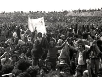 Asistentes al Festival de los Pueblos Ib&eacute;ricos, celebrado en el campus de Cantoblanco de la Universidad Aut&oacute;noma de Madrid en mayo de 1976.