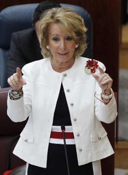 La candidata a presidenta de la Comunidad de Madrid, Esperanza Aguirre, durante una de sus intervenciones en el pleno de su investidura.