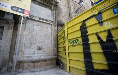 La font darrere de l'hospital de la Santa Creu, entre la plaça de la Gardunya i el carrer del Carme, forma part d'una àrea que va ser un cementiri de pobres.