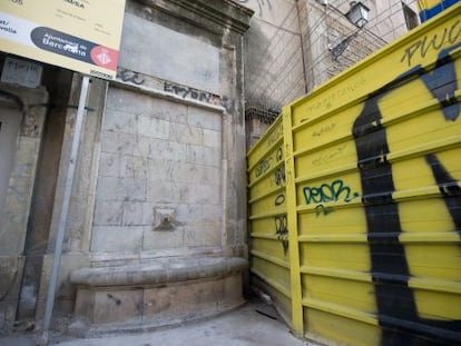 La font darrere de l'hospital de la Santa Creu, entre la plaça de la Gardunya i el carrer del Carme, forma part d'una àrea que va ser un cementiri de pobres.