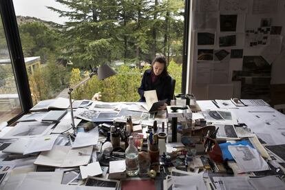 La escultora Cristina Iglesias en su estudio de Torrelodones (Madrid).