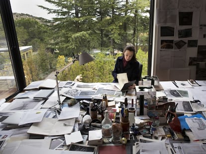 La escultora Cristina Iglesias en su estudio de Torrelodones (Madrid).