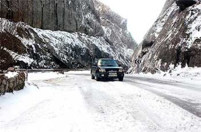 Un vehiculo trata de llegar, entre la nieve, a la localidad leonesa de Hoces de Vegacervera.