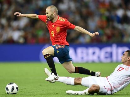 El mediocampista español Andrés Iniesta disputa un balón con el mediocampista de Túnez Elyess Skhiri.