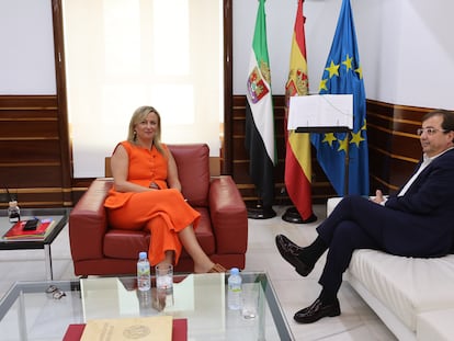 La presidenta de la Asamblea, Blanca Martín, durante la reunión con el presidente del Grupo Parlamentario del PSOE, Guillermo Fernández Vara, en la ronda de consultas el pasado 27 de junio en Mérida.