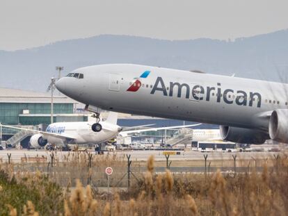 Un avión de American Airlines despega del aeropuerto de El Prat, en una fotografía de archivo.