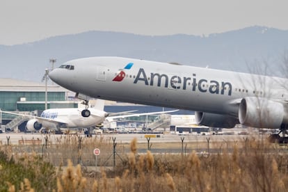 Un avión de American Airlines despega del aeropuerto de El Prat, en una fotografía de archivo.