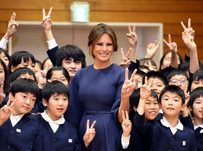 La primera dama norteamericana, Melania Trump, durante su visita a la escuela Kyobashi Tsukiji en Tokio (Japón), el 6 de noviembre de 2017.