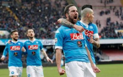 Higuaín celebra un gol junto a Hamsink.