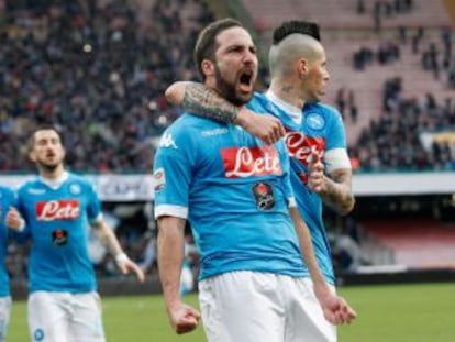 Higuaín celebra un gol junto a Hamsink.