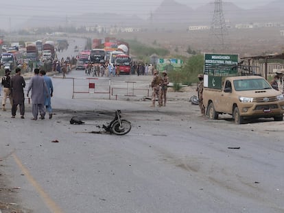 As forças de segurança do Paquistão inspecionam a área onde o ataque suicida em Quetta ocorreu, neste domingo.