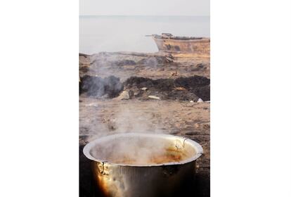 Después de una noche pescando, un caldo caliente con escasez de verduras espera a los pescadores por unos 40 céntimos de euro.