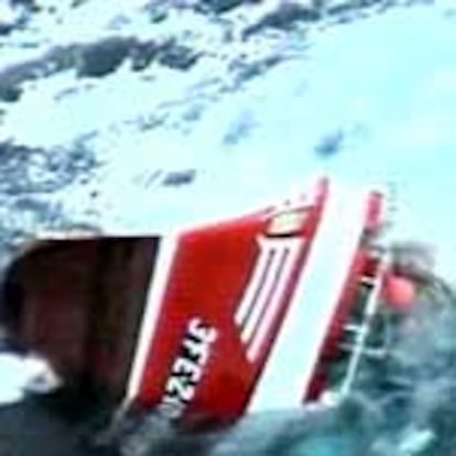 En la imagen se observa el barco, semihundido por la popa.