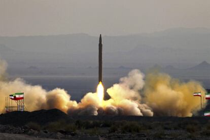 Misil de fabricación iraní lanzado ayer en un lugar indeterminado, en una imagen facilitada por el ministerio de Defensa de Irán.