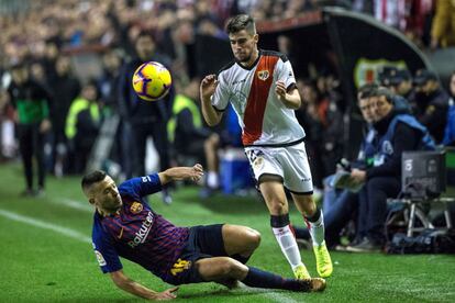 El centrocampista del Rayo Vallecano José Pozo escapa de Jordi Alba.