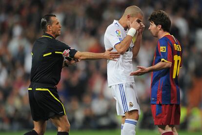 Pepe recrimina al argentino tras un balonazo de éste contra el prúblico