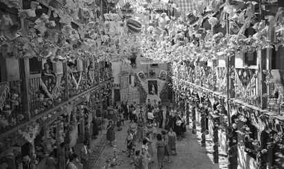 Corrala engalanada para la verbena de la Paloma, en 1953. Los blogs de Madrid explican, por ejemplo, el origen de estas fiestas.