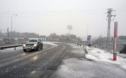 Aspecto a primera hora de la mañana la N-509, a la altura de Villanueva del Pardillo (Madrid). La Comunidad de Madrid está en alerta por la entrada en la Península de una masa de aire muy frío procedente del noroeste.