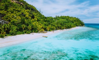 Una playa de aguas turquesas en las inmediaciones de Victoria, la capital de Seychelles, en la isla Mahé.