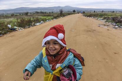 Un niño con un gorro de Santa Claus camina junto a otros migrantes y solicitantes de asilo después de cruzar la frontera entre Macedonia y Serbia el pasado 21 de octubre. "Durante las últimas semanas hemos atendido a niños muy pequeños con síntomas de hipotermia", ha explicado el doctor Alberto Martínez Polis, coordinador médico de MSF en Serbia. "Han estado haciendo cola durante horas, a la intemperie, empapados y tiritando. No tenían ningún lugar para calentarse, secarse o cambiarse de ropa".