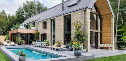 Una mansión de 3,3 millones de euros. El debut de Kate Moss en el diseño de interiores no llega con una colección de tapizados para sofá o papeles de pared. La británica ha ido a lo grande y ha decorado una lujosa casa en los montes Cotswold. La modelo se ha aliado con el magnate inmobiliario John Hitchcox, al que conoció en mientras pasaba unas vacaciones en la casa que Moss posee en la misma región.