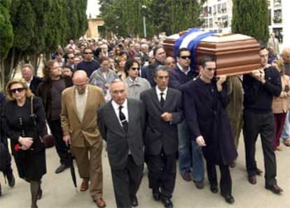 Familiares, amigos y seguidores de La Paquera de Jerez han acudido a su entierro hoy en el cementerio de La Merced de la localidad gaditana.