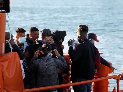 Un grupo de inmigrantes de origen subsahariano que viajaba por aguas del Estrecho de Gibraltar y fue rescatado por Salvamento Marítimo el pasado abril.