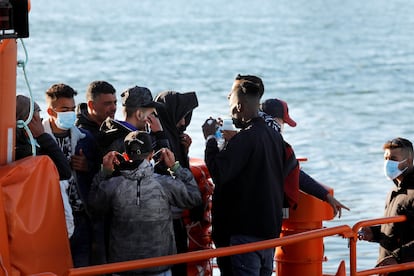 Un grupo de inmigrantes de origen subsahariano que viajaba por aguas del Estrecho de Gibraltar y fue rescatado por Salvamento Marítimo el pasado abril.