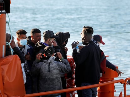 Un grupo de inmigrantes de origen subsahariano que viajaba por aguas del Estrecho de Gibraltar y fue rescatado por Salvamento Marítimo el pasado abril.