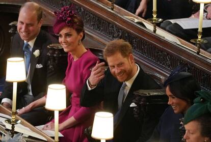 Desde la izquierda, el príncipe Guillermo y su esposa, Kate Middleton; el príncipe Enrique y su esposa, Meghan Markle; y la princesa Ana, en la boda de Eugenia de York y Jack Brooksbank.