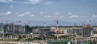 Vista de parte de las obras de edificación en el Parque de Valdebebas (Madrid).